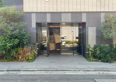 【玄関】 | ベルジュール町田中町 | 玄関は家の顔でもあり、家族以外の目にも止まる場所です。玄関は外との間を仕切る扉、靴などをしまっておく収納スペース、靴脱ぎのたたきスペース、来客とのやり取りをするドアホンなど複数のアイテムからなります。