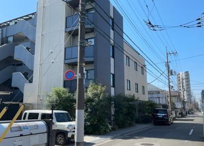 【外観】 | ベルジュール町田中町 | 外観はマンション管理がされているかの目安になります。築年数が古いと、壁面は劣化してひび割れが生じることも！建物が古びていても細かいところが修繕されていると、きちんと管理されているなぁと感じるでしょう。