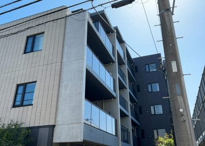 【外観】 | ベルジュール町田中町 | 一般的なバルコニーは、奥行1.5ｍ程ですが、ワイルドバルコニーは2ｍまで広がっています。そのため洗濯物の間隔をあけ干すことができ、乾きやすいというメリットや、ガーデニングが楽しめる等の特徴があります。