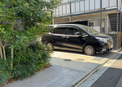 【駐車場】 | ベルジュール町田中町 | 駐車場と明記されていても、最小スペースでつくられた駐車場だと大型車は駐車できなかったり、出入りしにくくなったりする可能性があります。お車のサイズと購入したい物件の駐車場のサイズを現地で確認しましょう。