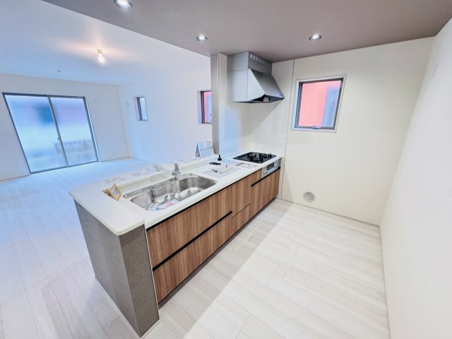 三郷市早稲田７丁目新築戸建（早稲田７丁目２期）のキッチン|広々システムキッチン・シンクの水栓には浄水器がついてます！