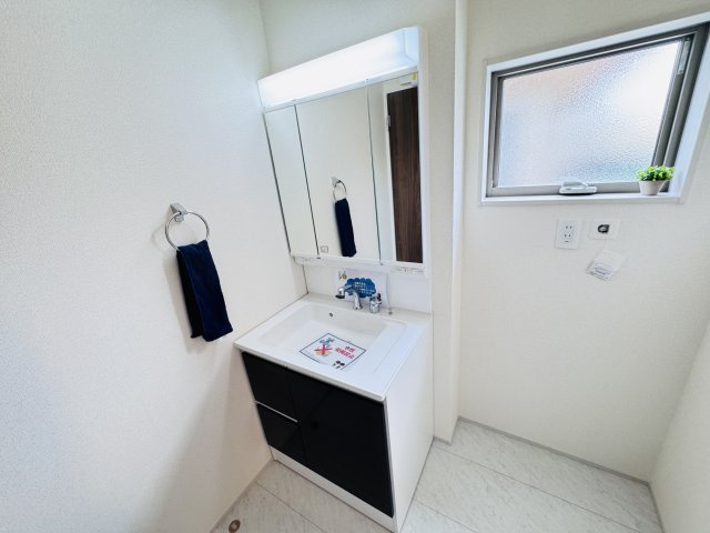 三郷市早稲田７丁目新築戸建（早稲田７丁目２期）の独立洗面台|シャワーヘッド付き三面鏡洗面化粧台