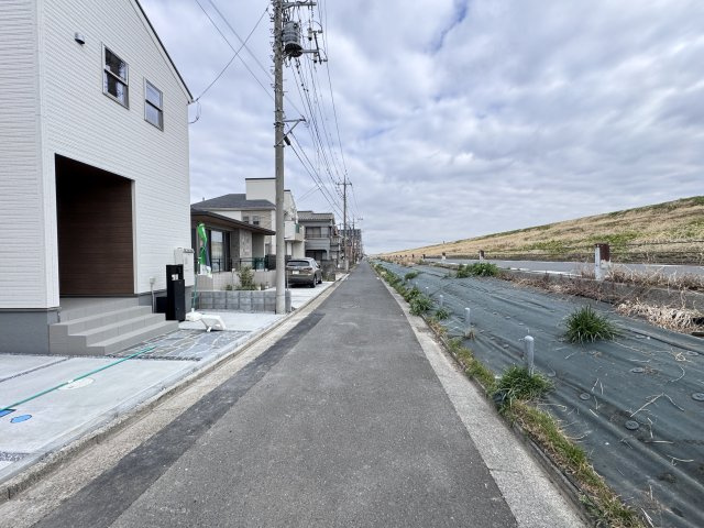 三郷市早稲田７丁目新築戸建（早稲田７丁目２期）の前面道路含む現地写真|東側前面道路