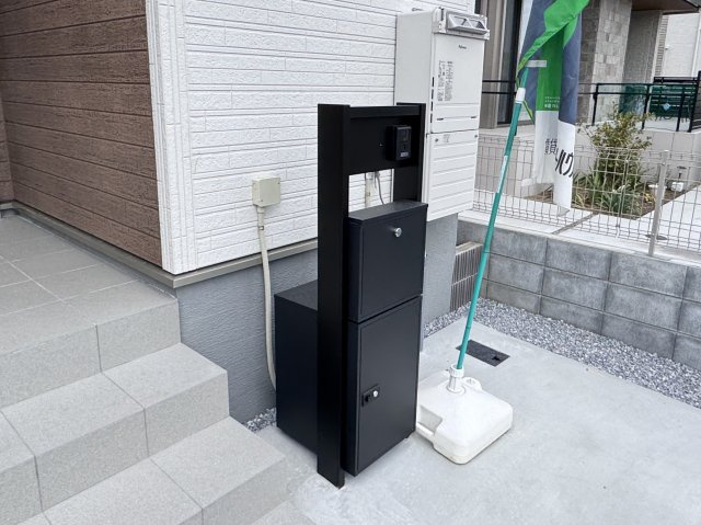 三郷市早稲田７丁目新築戸建（早稲田７丁目２期）の防犯設備|インターホン・宅配ボックス完備