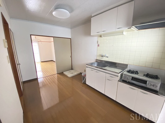 リバーサイドマンションのキッチン|コンパクトなキッチンで掃除もラクラク