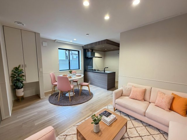 ラ・ヴィータの居間・リビング|★12帖のリビングダイニングキッチン★※モデルルームのため、家具は付きません。