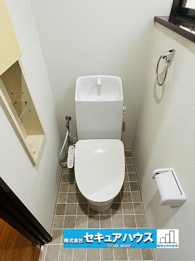【中古戸建】名古屋市緑区黒沢台2丁目のトイレ|【高機能トイレ】
◆高機能トイレの多くは便器のフタの開閉が自動であり、使用後に手動で水を流す面倒もなく非常に便利です。スタイリッシュな見た目で、お掃除しやすく、節水効果が高いです。　　　　　　　　　　