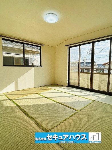 【中古戸建】名古屋市緑区黒沢台2丁目の和室|【8帖の和室】
◆納戸付きの和室です。南向き×2面の窓で採光・通風共に良好です。
◆バルコニーに出ることができるお部屋で洗濯物を和室に広げて畳むことができます。
◆畳表替え済です。　　　　　　　　　　
