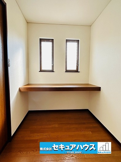 【中古戸建】名古屋市緑区黒沢台2丁目のその他|【納戸】
◆納戸スペースにはカウンターがついており、収納としても、書斎スペースとしても利用できます。窓付きのため太陽光でカウンタースペースが照らされるため、明るく作業もはかどります。　　　　　　　　　