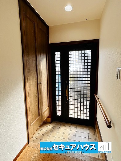 【中古戸建】名古屋市緑区黒沢台2丁目の玄関|【玄関】
◆光が差し込み明るいです。気分も晴れやかになりますね。
◆玄関には、収納力のあるシューズボックスがございます。玄関まわりがすっきり片付きます。
◆ダブルロックキーで防犯面も安心です。　　　　
