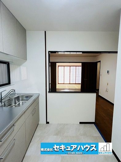 【中古戸建】名古屋市緑区黒沢台2丁目のキッチン|【キッチン】
◆カウンター付きのキッチンは出来上がったお料理を並べたり、盛り付ける場所として使えるためスペースを広く使えます。
◆料理をしながらリビングの様子を見ることが出来るのも嬉しいポイントです。