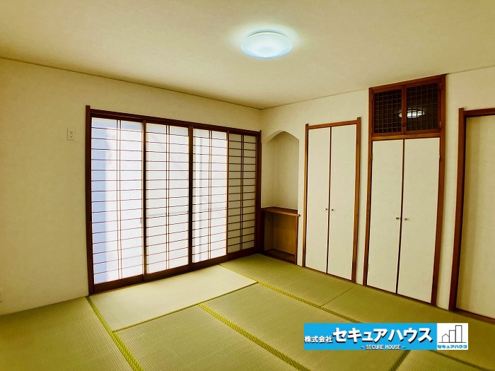 【中古戸建】名古屋市緑区黒沢台2丁目の和室|【8帖の和室】
◆南向きの和室のため陽当たり良好です。
◆リビングと一体化することも1つの部屋として区切ることもできます。
◆押入付きのため来客時の布団等を収納しておくことも可能です。　　　　　　　　