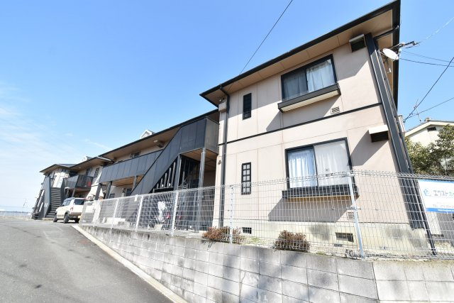 アスコットハイツA棟の外観|【伏見区淀樋爪町の閑静な住宅街】1991年築の落ち着いた鉄骨造2階建。敷地内に平面駐車場完備で2台契約も相談可能。
