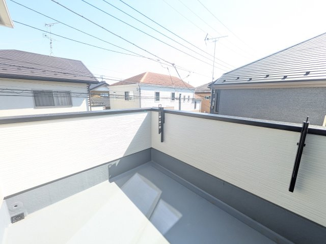 松戸市五香8丁目　1期　新築戸建てのバルコニー|広々としたワイドバルコニーは、日当たり良好で毎日の洗濯物干しに最適です。