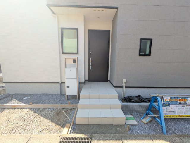 松戸市五香8丁目　1期　新築戸建ての玄関|玄関ドアはカードキーで開閉も楽々♪
スマホでの開錠と施錠も可能です！
玄関上部には人感センサー付きのダウンライトがあるので、夜間の帰宅時に自動で点灯してくれます♪
防犯対策面にも一役買ってくれます！