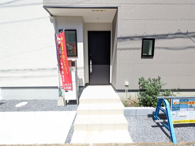 松戸市五香8丁目　1期　新築戸建ての玄関|玄関ドアはカードキーで開閉も楽々♪
スマホでの開錠と施錠も可能です！
玄関上部には人感センサー付きのダウンライトがあるので、夜間の帰宅時に自動で点灯してくれます♪
防犯対策面にも一役買ってくれます！