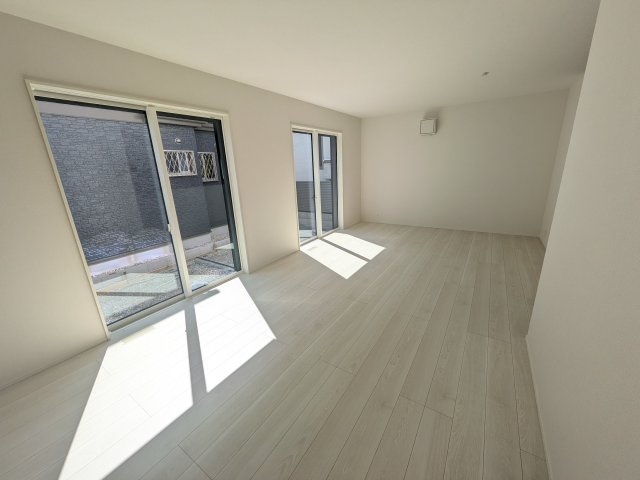松戸市五香8丁目　1期　新築戸建ての居間・リビング|居心地の良いデザインと機能性を両立。ご友人を招いたり、趣味を楽しんだり、様々なシーンで活躍する団らんの中心地です。