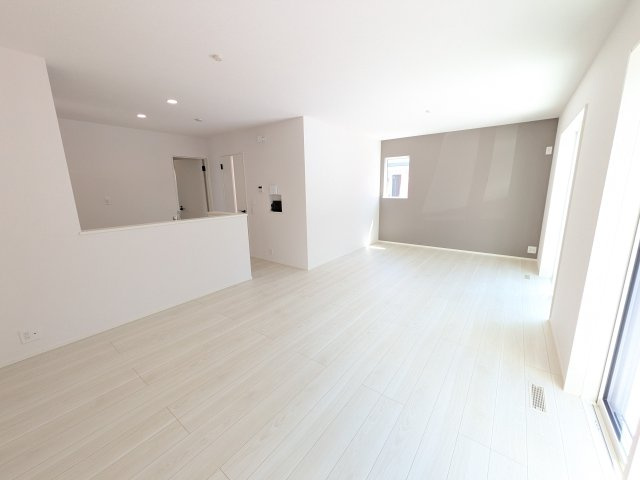 松戸市五香8丁目　1期　新築戸建ての居間・リビング|居心地の良いデザインと機能性を両立。ご友人を招いたり、趣味を楽しんだり、様々なシーンで活躍する団らんの中心地です。