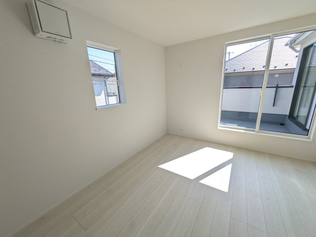 松戸市五香8丁目　1期　新築戸建ての洋室|たっぷり収納と明るい窓で、片付けも気持ち良くできる洋室。
お子様の「自分の部屋が欲しい」という夢を叶えます。