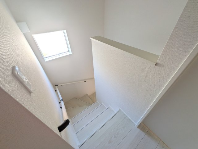 松戸市五香8丁目　1期　新築戸建ての内装|窓付きで明るい階段は、手すり付きでお子様からご年配の方まで安心して上り下りができます♪