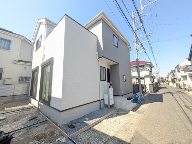 松戸市五香8丁目　1期　新築戸建ての外観|【月々7万円台〜】
写真だけでは伝わらない快適さを、ぜひ現地で体感しませんか？
即日見学可能です！平日のご案内も可能です♪
お気軽にお問合せください！

