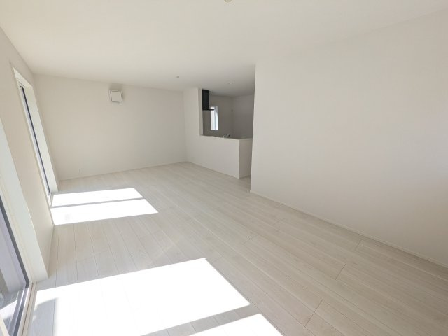 松戸市五香8丁目　1期　新築戸建ての居間・リビング|家族の会話が自然と弾む、広々としたゆとりのLDK。南向きの窓からたっぷりの光が射し込む明るく快適な空間です。