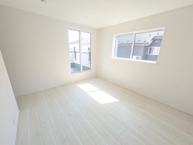 松戸市五香8丁目　1期　新築戸建ての洋室|バルコニーに面した２面採光で明るく開放的な洋室です♪