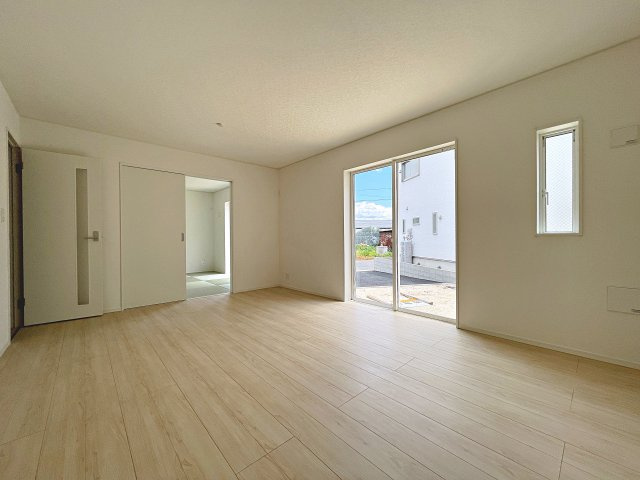 新築戸建・新築建売　郡山市安積町笹川第7　永盛小・安積中の居間・リビング|太陽の日差しが気持ちの良いリビングは広々としているので家具を設置してもゆとりがあります！