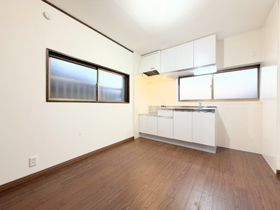 【居間・リビング】 | 横浜市保土ヶ谷区今井町中古住宅 | ◆柔らかな色合いのフローリングと清潔感のあふれる白のクロスが明るい空間を創り出しているリビングダイニング。家族の集まる憩いの場にふさわしいです。