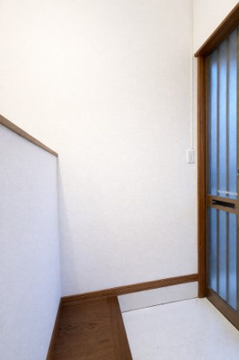 【玄関】 | 横浜市保土ヶ谷区今井町中古住宅 | ◆光の渦が溢れた明るい玄関ホール。「おかえり」と「ただいま」が交差するお家の顔とも言える場所は爽やかで心地良い空間となっています。すっきり片付いた玄関で来客時にも自信が持てそう。