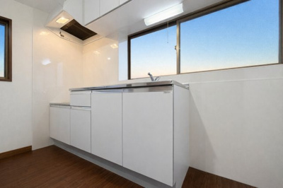 【キッチン】 | 横浜市保土ヶ谷区今井町中古住宅 | ◆長い時間滞在するキッチンだからこそ、食事の準備を楽しい時間に、忙しい時でもスムーズに無駄なく作業できる、お手入れも簡単にできるなど、毎日を楽しくするキッチンスペースに仕上げました。