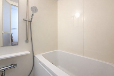 【浴室】 | 横浜市保土ヶ谷区今井町中古住宅 | ◆モダンデザインの空間が気持ちよさを高めてくれるバスルーム。すっきりとした清潔感の中に都会的なセンスが感じられ、心身をリフレッシュできる寛ぎを深めてくれるスペースです。