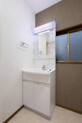 【独立洗面台】 | 横浜市保土ヶ谷区今井町中古住宅 | ◆ご家族の1日が始まり、1日が終わりを締めくくる洗面空間。洗濯機を配置しても十分なスペースを確保した設計となっております。