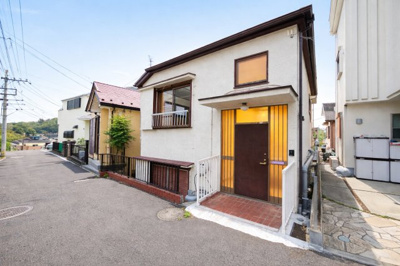【外観】 | 横浜市保土ヶ谷区今井町中古住宅 | ◆一戸建てを中心とした街並みが整然と続き、周辺は高い建物が建っていないので、緑の多い閑静な趣を感じる環境です。街並みや周辺環境も重要なポイントです！！