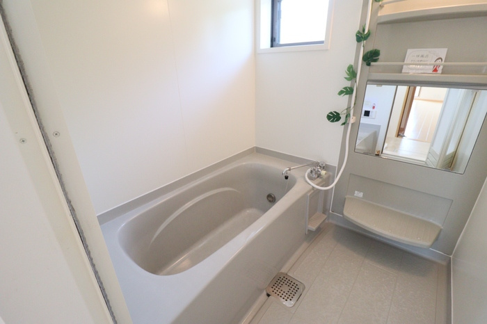 リビングタウンひたち野 Ａの浴室|1坪タイプユニットバス（小窓付）