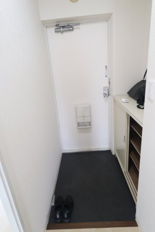 ペルテ鵠沼の玄関|別号室の同仕様の参考写真です。