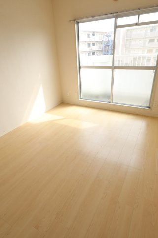 ペルテ鵠沼の洋室|別号室の同仕様の参考写真です。