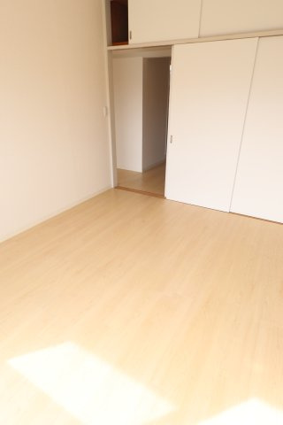ペルテ鵠沼の居間・リビング|別号室の同仕様の参考写真です。