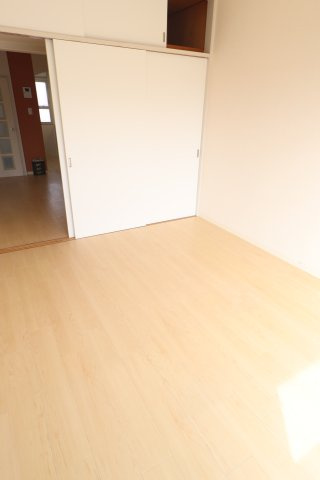 ペルテ鵠沼の居間・リビング|別号室の同仕様の参考写真です。
