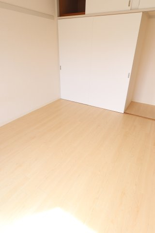 ペルテ鵠沼の居間・リビング|別号室の同仕様の参考写真です。
