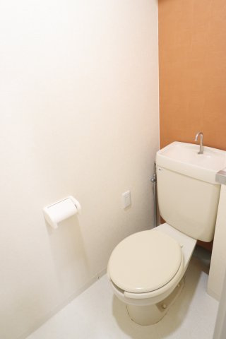 ペルテ鵠沼のトイレ|別号室の同仕様の参考写真です。
