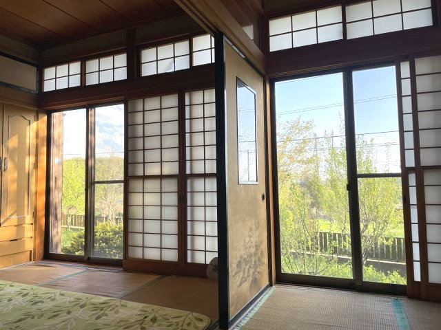 家庭菜園も楽しめる雑種地つき！静和のゆとりある中古一戸建ての和室|和室からの眺望です