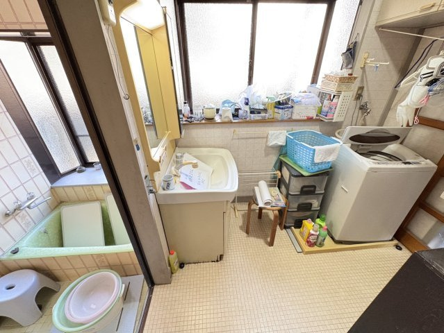 家庭菜園も楽しめる雑種地つき！静和のゆとりある中古一戸建ての洗面所|コンパクトで使いやすい洗面所