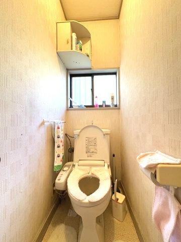 家庭菜園も楽しめる雑種地つき！静和のゆとりある中古一戸建てのトイレ|2Fにもトイレがございます