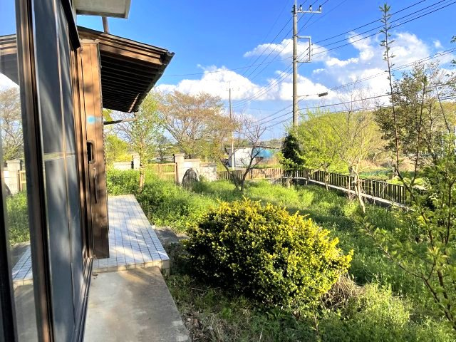 家庭菜園も楽しめる雑種地つき！静和のゆとりある中古一戸建ての庭|お庭の付いた物件です