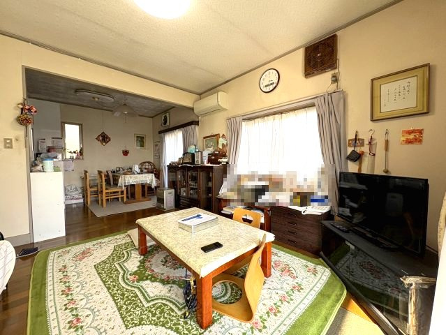 家庭菜園も楽しめる雑種地つき！静和のゆとりある中古一戸建ての居間・リビング|リビングです