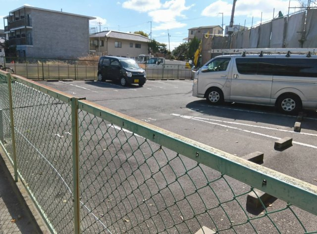 ル・トワァ・ヴェール豊栄A棟の駐車場|近隣に駐車場がございます。（月々5,000円/1台）