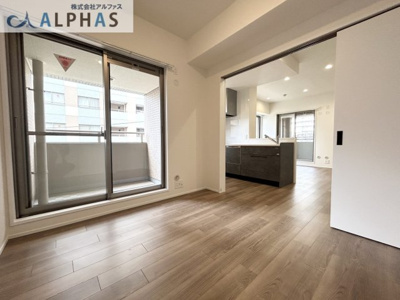 【洋室】 | グランパレ神戸ハーバーウエスト | ■リビング横に隣接する洋室の扉を広げると、さらに開放感が増します♪