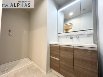 【独立洗面台】 | グランパレ神戸ハーバーウエスト | ■ゆとりのある洗面室ですので、お子様の着替えや朝の支度もスムーズにできますね♪