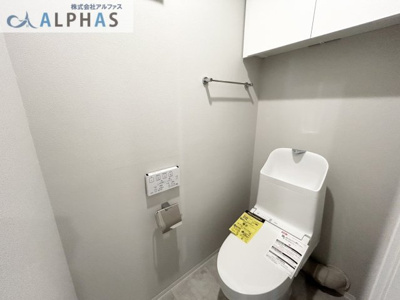 【トイレ】 | グランパレ神戸ハーバーウエスト | ■トイレには収納棚がありお掃除グッズも隠せます♪